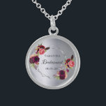 Collar De Plata De Ley Flores de plata de la dama de honor nombre burdeos<br><div class="desc">Un regalo bohemio de moda para la dama de honor. Decorado con rosas de color agua en burdeos y rosa. Elegante fondo falso plateado. Un marco geométrico falso de plata. Con el texto: Noviaria escrita con una escritura de estilo con letras a mano. Plantilla para el nombre de la dama...</div>