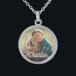 Collar De Plata De Ley Foto personalizada y nombre de monograma Mascota p<br><div class="desc">Mantén a tu furioso miembro de la familia cerca de tu corazón con este hermoso collar de foto-recuerdo. Disponible en placas plateadas, placas doradas o acabados de plata esterlina. Diseñado para honrar a un perro, gato u otro mascota querido. Presenta un diseño fotográfico con una superposición de un guión personalizado...</div>