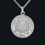 Collar De Plata De Ley Hojas de plata 25° aniversario Boda<br><div class="desc">Hermoso collar de 25 años Bodas de plata esterlina con elegantes hojas de color plateado floral sobre fondo blanco. Banner gris plateado con texto dice 25 años. El área de texto inferior está lista para ser personalizada por usted con nombres e información del año.</div>