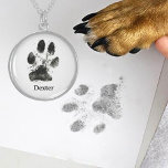 Collar De Plata De Ley Impresión digital de pata de perro personalizada c<br><div class="desc">Celebra a tu amigo con este collar de plata esterlina personalizado con una huella digital de pata y el nombre de tu perro. Este collar de bellas artesanías hace un gran regocijo, capturando el vínculo único entre usted y su mascota. Hecho de plata esterlina de primera calidad, es duradero, elegante...</div>
