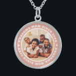 Collar De Plata De Ley Impresionante madre desde 20XX moderna foto simple<br><div class="desc">Este diseño sencillo y moderno se compone de una tipografía de suero y añade una foto personalizado. Una mamá alucinante Desde el 20XX gira en torno a la foto de tu madre, madre, mamá, mamá, etc. Este es un regalo perfecto para tu mamá en su cumpleaños, día de la madre,...</div>