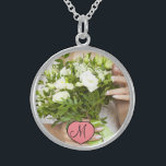 Collar De Plata De Ley Monograma de foto para Bouquet Boda Novia Keepsake<br><div class="desc">Personalizar este diseño hoy! Este regalo es perfecto para la ocasión especial.
 Ven a ver nuestra tienda,  para todos nuestros diseños geniales.</div>