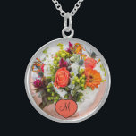 Collar De Plata De Ley Monograma de foto para Bouquet Boda Novia Keepsake<br><div class="desc">Personalizar este diseño hoy! Este regalo es perfecto para la ocasión especial.
 Ven a ver nuestra tienda,  para todos nuestros diseños geniales.</div>