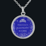 Collar De Plata De Ley Quinceanera nombre tiara purpurina real de plata a<br><div class="desc">Para una elegante Quinceañera,  15 años. Un color de fondo azul real de moda. Decorada con un polvo falso purpurina de plata,  una corona de tiara. Personalice y agregue un nombre,  edad y fecha. Quinceañera está escrita con un moderno guión de estilo escrito a mano con chispas.</div>