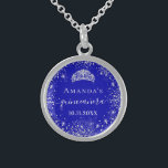 Collar De Plata De Ley Quinceanera nombre tiara purpurina real de plata a<br><div class="desc">Para una elegante Quinceañera,  15 años. Un color de fondo azul real de moda. Decorada con un polvo falso purpurina de plata,  una corona de tiara. Personalice y agregue un nombre,  edad y fecha. Quinceañera está escrita con un moderno guión de estilo escrito a mano con chispas.</div>