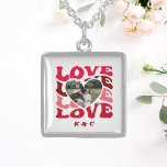 Collar De Plata De Ley Regalo único el día de San Valentín para foto de n<br><div class="desc">Un collar de el día de San Valentín que hará un regalo único a tu novia. Diseñar con una foto personalizado dentro de un corazón,  la palabra amor,  y espacio para agregar tus iniciales.</div>