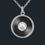Collar De Plata De Ley Registrar nombres de álbum Fecha Favor de matrimon<br><div class="desc">Gran diversión con un álbum de 33 velocidades con texto que puedes cambiar</div>