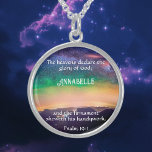 Collar De Plata De Ley Salmo de la Escritura de Majestad Celestial 19 Per<br><div class="desc">Disfrute del esplendor celeste de los cielos con nuestro collar de Personalizable Celeste, con una impresionante fotografía del cielo nocturno sobre las majestuosas Montañas Rocosas. Al contemplar las estrellas que declaran la gloria de Dios, personalizadas con tu verso de la Escritura elegido de Salmo 19:1 y tu nombre, sientes la...</div>
