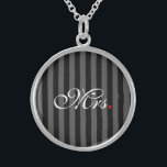 Collar De Plata De Ley Sra. Esposa Novia Sus Hijos<br><div class="desc">Un monograma clásico para el Sr. y la Sra. para recién casados estableció parejas mamá papá novia o novio. Una idea perfecta de regalo de último minuto. El Sr. y la Sra. Husband Esposa a sus recién casados en un regalo personalizado para llevar o compartir. Utilice el vínculo "Preguntar a...</div>