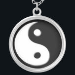 Collar de plata del colgante del símbolo de Yin<br><div class="desc">La balanza,  la energía y el buen feng-shui sean con usted dondequiera que usted vaya con este regalo del collar de plata del colgante del símbolo de yang del yin.</div>