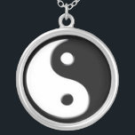 Collar de plata del colgante del símbolo de Yin<br><div class="desc">La balanza,  la energía y el buen feng-shui sean con usted dondequiera que usted vaya con este regalo del collar de plata del colgante del símbolo de yang del yin.</div>