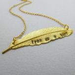 Collar de plumas estampadas a mano<br><div class="desc">Este original diseño cuenta con una mano de plumas muy detallada, marcada con las palabras "libre como pájaro" y colgada de una cadena de calidad densa. Cada carta es estampada individualmente por mí una a la vez, de modo que la alineación de los personajes, el espaciado y la profundidad de...</div>