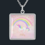 Collar de unicornio con purpurina de oro mágico ro<br><div class="desc">Collar unicornio con colores mágicos rosa,  purpurina dorado y arcoiris! Texto en oro con un unicornio arcoiris sobre un suave fondo rosa pastel. Un regalo perfecto para el amante del unicornio en su vida. ¡Cambie el color de fondo si lo desea!</div>