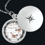Collar del aniversario de los Chickadees de época<br><div class="desc">Boda Keepsake Wedding Party Necklaces - para cambiar el color de fondo - haga clic en personalizar - haga clic en editar - seleccione la última herramienta en el menú desplegable y elija uno de los colores mostrados o introduzca el código rgb hex para su color de boda personalizado -...</div>