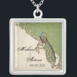 Collar del pavo real del vintage y de la novia de<br><div class="desc">Este pavo real del vintage, damasco y diseño elegantes de las aguafuertes se ofrece en una amplia gama de los productos del boda incluyendo invitaciones. Este collar del recuerdo de la plata esterlina es perfecto para un regalo nupcial de la ducha para la novia, para los regalos de las damas...</div>