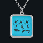 Collar del profesor de danza azul personalizado Ba<br><div class="desc">El collar cuenta con un ilustracion original de ballet de una bailarina de silueta en un tutu azul. Perfecto como regalo de vacaciones o recitales para tu bailarina favorita,  entusiasta del baile o profesor de baile! Simplemente personaliza con el nombre del destinatario.</div>