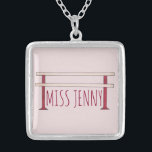 Collar del profesor de danza del ballet barre pers<br><div class="desc">El collar cuenta con un ilustracion original de ballet de un ballet barre. Perfecto como regalo de vacaciones o recitales para tu bailarina favorita,  entusiasta del baile o profesor de baile!</div>