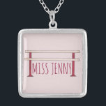 Collar del profesor de danza del ballet barre pers<br><div class="desc">El collar cuenta con un ilustracion original de ballet de un ballet barre. Perfecto como regalo de vacaciones o recitales para tu bailarina favorita,  entusiasta del baile o profesor de baile!</div>