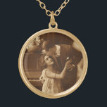 Collar Dorado Amantes de la Vintage, el amor Romántica la música<br><div class="desc">Fotografía de sepia vintage que muestra una imagen romántica y de amor en la que aparecen recién casados abrazándose y abrazándose al lado de un piano escuchando música.</div>