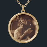 Collar Dorado Amantes románticos, amantes del amor y el romance<br><div class="desc">Fotografía de época sepia antigua con una imagen romántica y amorosa con una pareja recién casada leyendo partituras junto a un piano.</div>