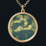 Collar Dorado Amor vintage y foto romántica, niños besan<br><div class="desc">Fotografía de una vintage sepia en blanco y negro con una escena romántica y amorosa de Victoria. Imagen romántica que muestra a un niño y una niña,  dos niños que comparten un beso inocente.</div>