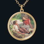 Collar Dorado Amor y romance vintage, novios en secundaria<br><div class="desc">El amor al ilustracion vintage y el diseño romántico con una pareja joven adorable coqueteando en la escuela. Los adolescentes están sentados con sus libros de texto en algunos escalones a la sombra de los árboles del campus.</div>