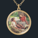 Collar Dorado Amor y romance vintage, novios en secundaria<br><div class="desc">El amor al ilustracion vintage y el diseño romántico con una pareja joven adorable coqueteando en la escuela. Los adolescentes están sentados con sus libros de texto en algunos escalones a la sombra de los árboles del campus.</div>