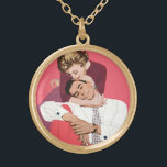 Collar Dorado Amor y romance vintage, recién casados de rosa<br><div class="desc">El amor al ilustracion vintage y el diseño romántico con una feliz pareja recién casada abrazándose y paseando. Ella está a punto de susurrar un secreto a su novia.</div>