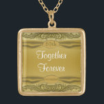 Collar Dorado Aniversario de boda de oro de las volutas 50.as<br><div class="desc">El scrollwork de oro magnífico y sofisticado en un fondo del oro y con una falsa cinta del final del satén remató con una joya de oro como el botón del monograma con las palabras "50.o aniversario". ¡Apenas para su aniversario de boda de oro!</div>