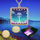 Collar Dorado Árbol espiritual de la vida Centro blanco del Cosm<br><div class="desc">El árbol de la vida es la fuente de una fuerza que conecta todas las vidas. También representa el ciclo de vida y muerte. Análogamente significa que todas las vidas en el cosmos están conectadas entre sí y hay una forma de vida espiritual. El ilustracion presenta el árbol de la...</div>