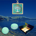 Collar Dorado Árbol espiritual del centro de la vida del azul de<br><div class="desc">El árbol de la vida es la fuente de una fuerza que conecta todas las vidas. También representa el ciclo de vida y muerte. Analógicamente significa que todas las vidas en el cosmos/universo están conectadas entre sí y son una forma de vida espiritual. El ilustracion presenta el árbol de la...</div>