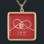 Collar Dorado Boda chino de doble felicidad de unión de nudos do<br><div class="desc">Moderno nudo minimalista de doble felicidad de unión, amor y matrimonio en rojo y oro. La doble felicidad es un símbolo clásico y auspicioso utilizado en todos los bodas chinos, orientales y asiáticos. Diseñado por fat*fa*tin. Fácil de personalizar con su propio texto, foto o imagen. Para solicitudes de personalizados, por...</div>