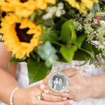 Collar Dorado Boda conmemorativo Bouquet Charm Bride<br><div class="desc">Honre la memoria de un ser querido en su día especial con este boda adornado con encanto de ramo dorado. Este elegante encanto incluye una foto de personalizable, que le permitirá llevar a una persona muy apreciada cerca mientras camina por el pasillo. Acompáñelo fácilmente a tu ramo o hágalo como...</div>