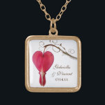 Collar Dorado Boda de flor cardíaca sangrante rojo<br><div class="desc">El elegante Boda Pendant Necklace de la Flor del Corazón Sangrante Rojo hace un regalo personalizado único para la novia o sus damas de honor y fiesta nupcial. Este elegante collar nupcial personalizado florido presenta una fotografía floral cercana de una flor de corazón sangrante roja, o dicentra, en el tallo...</div>