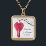 Collar Dorado Boda de flor cardíaca sangrante rojo<br><div class="desc">El elegante Boda Pendant Necklace de la Flor del Corazón Sangrante Rojo hace un regalo personalizado único para la novia o sus damas de honor y fiesta nupcial. Este elegante collar nupcial personalizado florido presenta una fotografía floral cercana de una flor de corazón sangrante roja, o dicentra, en el tallo...</div>