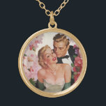 Collar Dorado Boda vintage, novia retro y recién casados<br><div class="desc">El amor al ilustracion vintage y el diseño romántico con una novia en el vestido de su boda y el novio en su esmoquin. La feliz pareja recién casada está rodeada de hermosas flores de jardín floridas rosas y blancas.</div>