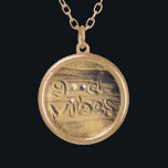 Collar Dorado Buenas vibraciones mano de la foto de arena de la<br><div class="desc">"Buenas vibraciones". Relájese, huela el aire del océano y viaje de vuelta a su playa de vacaciones cada vez que lleve esta moda, divertido, con un collar de fotos. Este collar se presenta en pequeños, medianos y grandes tamaños, así como en forma cuadrada y circular. Puedes pedir este collar en...</div>