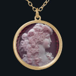 COLLAR DORADO CÁMARA DE ANTIGÜEDAD, DAMA CON GRIPOS Y GRAPEVINAS<br><div class="desc">Antigua joya de cammo con un hermoso perfil de mujer con pelo largo ornamentado con uvas y viñas para cosecha de viñedos</div>