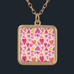 Collar Dorado Cardíacos caprichosos con patrones y textura<br><div class="desc">Este patrón de bonito caprichoso tiene corazones entrelazados hechos al estilo de doodle. Están hechas en tonos morados, rosas, naranjas y amarillos sobre un fondo blanco roto. Algunos corazones tienen puntos de polka, otros son pelados o rayas. Todos parecen flotar unos a otros y entretenerse en este dulce y divertido...</div>