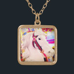 Collar Dorado Carrusel blanco, caballo de carreras, foto colorid<br><div class="desc">Casi puedes sentir la música de om-pa-pa, los símbolos que se estrellan, y el movimiento de arriba y abajo y redondo y redondo de la diversión cada vez que usas este impresionante collar de encanto fotográfico colorido. Este collar se presenta en pequeños, medianos y grandes tamaños, así como en forma...</div>