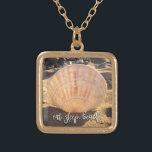 Collar Dorado Comer Sleep Beach Cita Guión De La Foto Moderna De<br><div class="desc">"Come, duerme, playa". Es una forma de vida. La luz de última hora de la tarde hace que esta concha en una playa del sur de California parezca luminosa. Relájese y viaje de vuelta a sus vacaciones en la playa siempre que lleve este impresionante y hermoso collar fotográfico. Este collar...</div>