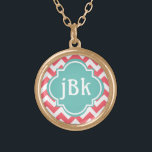 Collar Dorado Coral Chevron con centro turquesa a monograma<br><div class="desc">Aquí hay una bonito, un collar de moda con un centro monogramable. Las rayas de chevron son corales y blancas, el medallón medio es un suave verde azulado y la inscripción es blanca pura. Cambia las iniciales a cualquier texto que quieras, es tan fácil hacer collares personalizados para ti mismo...</div>
