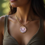 Collar Dorado Corazón de oro victoriano con flores de lilo, vint<br><div class="desc">Este hermoso collar alberga un corazón de oro victoriano decorado con flores y un fondo romántico en tonos lilos suaves. ¡Maravilloso regalo de San Valentín para cualquier mujer! Texto personalizado.</div>