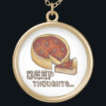 Collar Dorado Deep Thoughts Chicago Deep Dish Pizza Necklace<br><div class="desc">Cuenta con un original ilustracion de marca de una deliciosa pizza de pepperoni al estilo de Chicago,  con PENSAMIENTOS PROFUNDOS...  con un divertido tipo de letra marrón.</div>