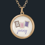 Collar Dorado Desayuno personalizado de pasteles de tostadora<br><div class="desc">El diseño cuenta con un original ilustracion de marca de una hilera de bollería de tostadora de desayuno caliente coronada con espolvorines y espolvorines. ¡Ideal para tu comida favorita! Este diseño también está disponible en otros productos. Hay muchos diseños adicionales relacionados con la comida. ¿No ves lo que estás buscando?...</div>