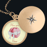 Collar Dorado dos corazones rojos con arco blanco arte original<br><div class="desc">Este original y tierno ilustracion representa dos corazones rojos envueltos en un arco de cinta blanca para simbolizar el amarre de dos corazones juntos en el amor para siempre. Este hermoso collar de cestas hace un regalo muy romántico para todas las edades, estoy seguro de que el sentimiento que la...</div>