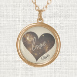 Collar Dorado el amor y el nombre en el Corazón del Patrón Cosmo<br><div class="desc">Diseño fotográfico espacial en forma de corazón con "amor" en escritura, decora este encanto de collar chapado en oro de 0, 75". El fondo y la palabra "amor" es un color perla, el nombre es marrón oscuro, el corazón es tonos bronce. Cambiar o quitar texto mediante la plantilla proporcionada. La...</div>