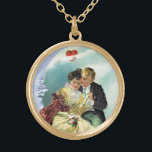 Collar Dorado El día de San Valentín Vintage Victoriano Amor y R<br><div class="desc">Ilustracion de época Imagen de El día de San Valentín de amor y romance victoriano que presenta a una pareja enamorada abrazándose mientras se sienta en una luna creciente con una cara feliz y sonriente. Está sosteniendo un ramo de flores y hay un corazón flotando en el cielo.</div>
