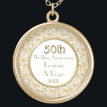 Collar Dorado Elegancia floral de oro 50 aniversario Boda<br><div class="desc">Precioso collar de oro y blanco del cincuentenario de los Bodas con un florido encaje dorado sobre la frontera blanca y el centro blanco con acento de círculo dorado. Personalizar los nombres y el texto de fecha con su información. Invitaciones a Aniversario coincidentes,  ornamento y más en mi tienda.</div>