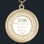 Collar Dorado Elegancia floral de oro 50 aniversario Boda<br><div class="desc">Precioso collar de oro y blanco del cincuentenario de los Bodas con un florido encaje dorado sobre la frontera blanca y el centro blanco con acento de círculo dorado. Personalizar los nombres y el texto de fecha con su información. Invitaciones a Aniversario coincidentes,  ornamento y más en mi tienda.</div>